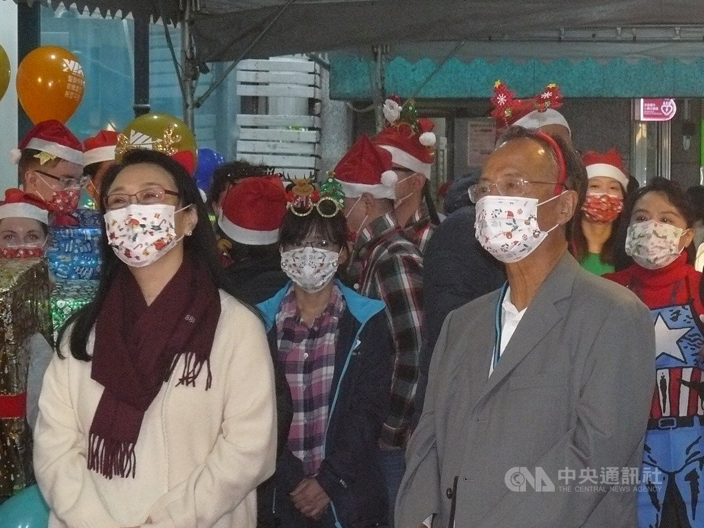 威盛24日中午舉辦耶誕愛心市集活動,威盛董事長陳文琦(右)與宏達電董事長王雪紅(左)一同出席,與威盛員工們同歡。中央社記者張建中攝 109年12月24日