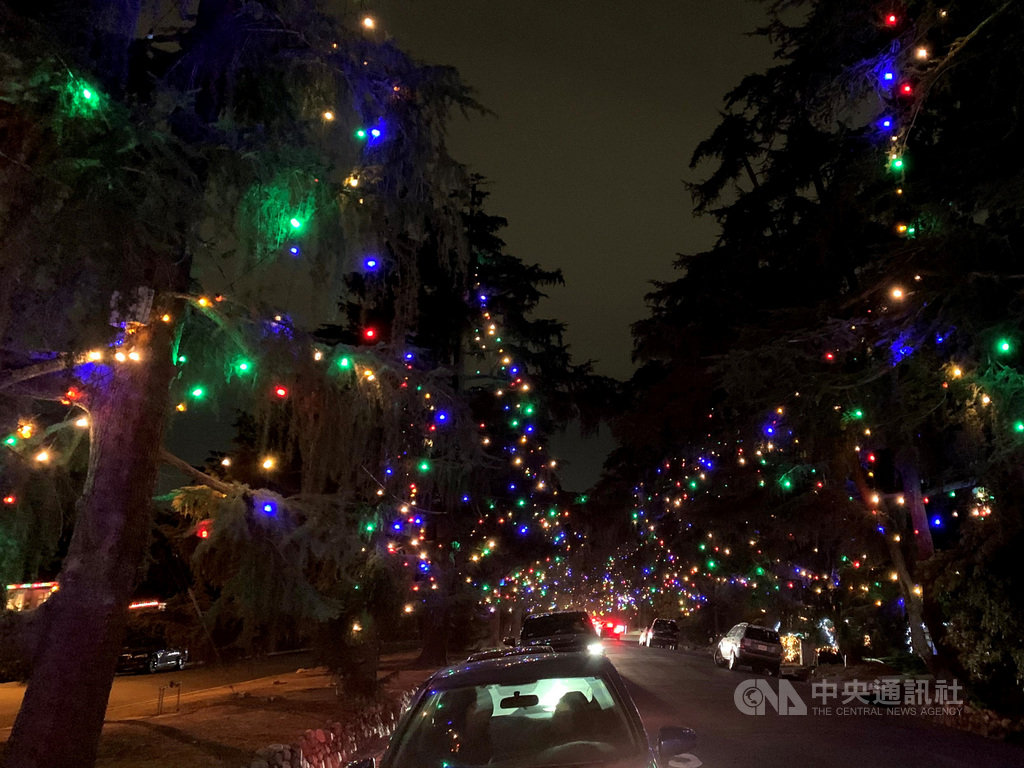 美國洛杉磯市郊艾塔迪那(Altadena)近2公里長的耶誕樹大道(Christmas Tree Lane),號稱全美最古老也是規模最大的耶誕樹燈飾景觀。中央社記者林宏翰洛杉磯攝 109年12月24日