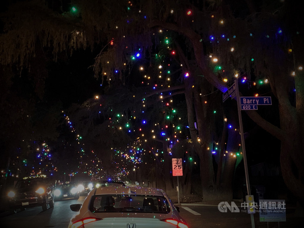 美國南加州艾塔迪那(Altadena)的耶誕樹大道在今年適逢百年紀念,但受疫情影響,慶祝活動取消,遊客只能在車上賞燈。中央社記者林宏翰洛杉磯攝 109年12月24日