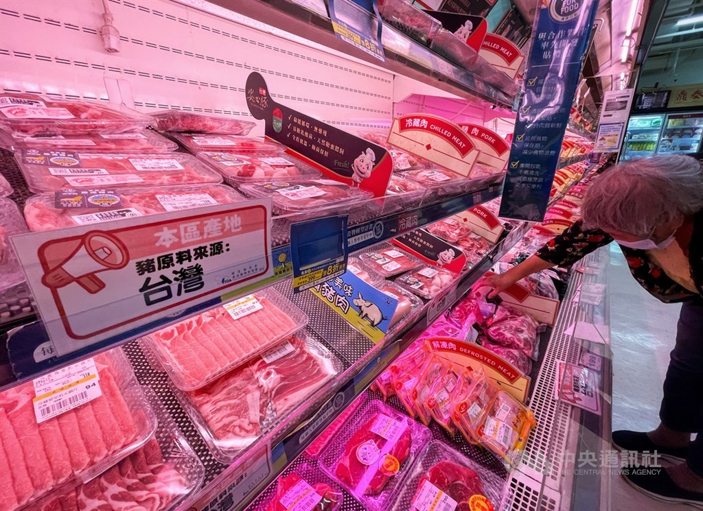 The Legislative Yuan passed an administrative order on the night of the 24th to open the import of pork with traces of clenbuterol and ractopamine, which will take effect on New Year's Day next year.  The picture shows Taiwanese domestic pork on display in a hypermarket.  (Central News Agency file photo)