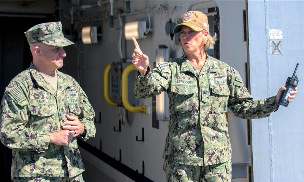美國海軍23日宣布,鮑恩施密特(右)上校將出任航艦「林肯號」的艦長,成為美國史上首位擔任航艦艦長的女性。(圖取自美國海軍研究協會新聞網頁news.usni.org)
