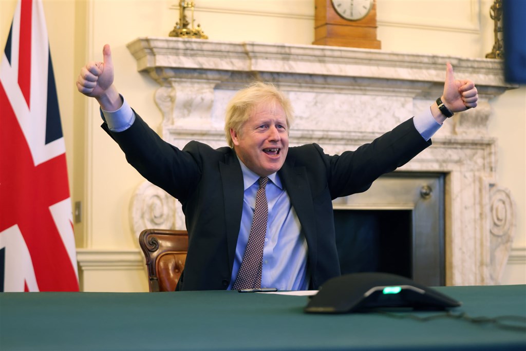 英國歷經1645天的脫歐大長征終於跑到終點。英國首相強生24日興奮高舉雙手比讚,慶祝達成他政治生涯中最大成就。(圖取自facebook.com/borisjohnson)