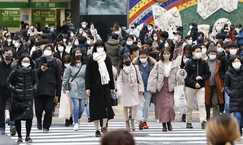 日本新增武漢肺炎24日確診3742例、重症患者人數達644人，雙雙創下最高紀錄。圖為澀谷街頭。（共同社）