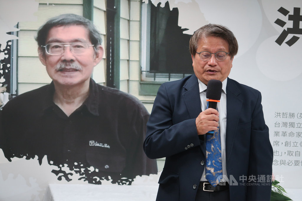 民主亞洲基金會會長洪哲勝日前在紐約辭世,享壽81歲,台獨聯盟26日舉辦追思會,史明教育基金會董事葉治平(右)出席。中央社記者溫貴香攝 109年12月26日