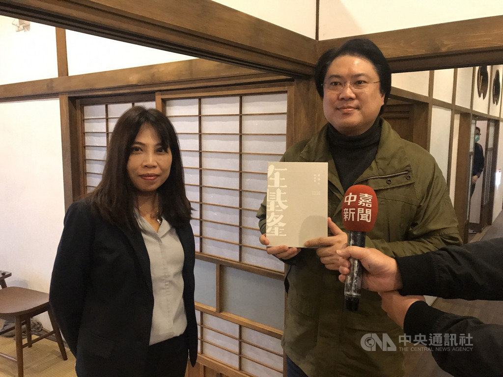 基隆市政府27日舉辦「在基隆:城、海、山與未來」新書發表會,市長林右昌(右)與文化局長陳靜萍(左)等人出席,林右昌表示,基隆近年已有很大翻轉和改變,值得大家重新認識。中央社記者王朝鈺攝 109年12月27日