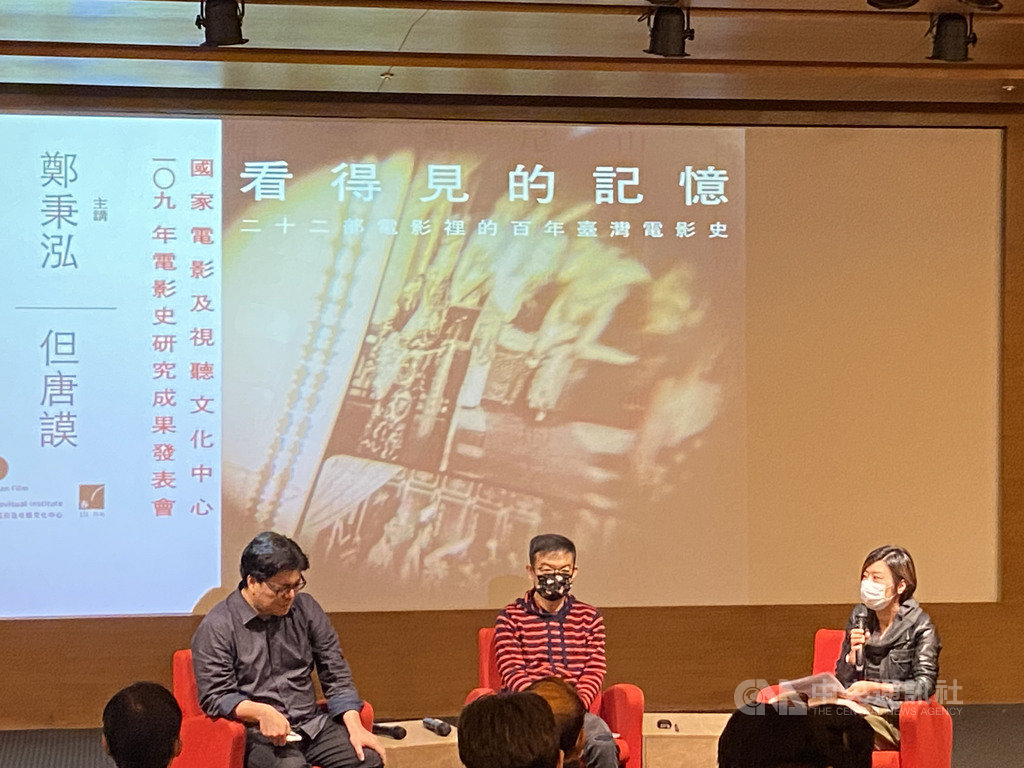 國家電影及視聽文化中心執行長王君琦(右)27日出席「看得見的記憶:二十二部電影裡的百年台灣電影史」新書發表會,她表示,透過書中每篇文章電影研究者的多重觀點,讓台灣電影的面貌得以多層次呈現。中央社記者陳秉弘攝 109年12月27日
