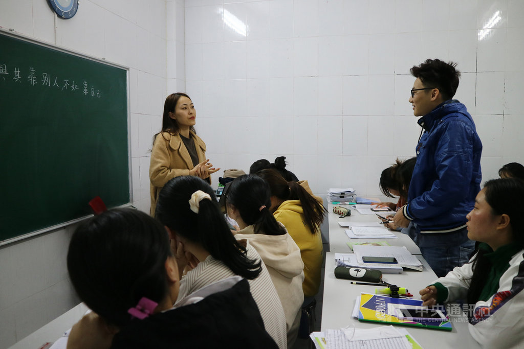 留台越生對台灣評價普遍不錯,2020年赴台的學位生人數跟2019年相近,未因疫情而明顯減少。圖為河內一家留學代辦公司的教室,擠滿了在赴台之前加強中文的越南學生。中央社記者陳家倫河內攝 109年12月27日