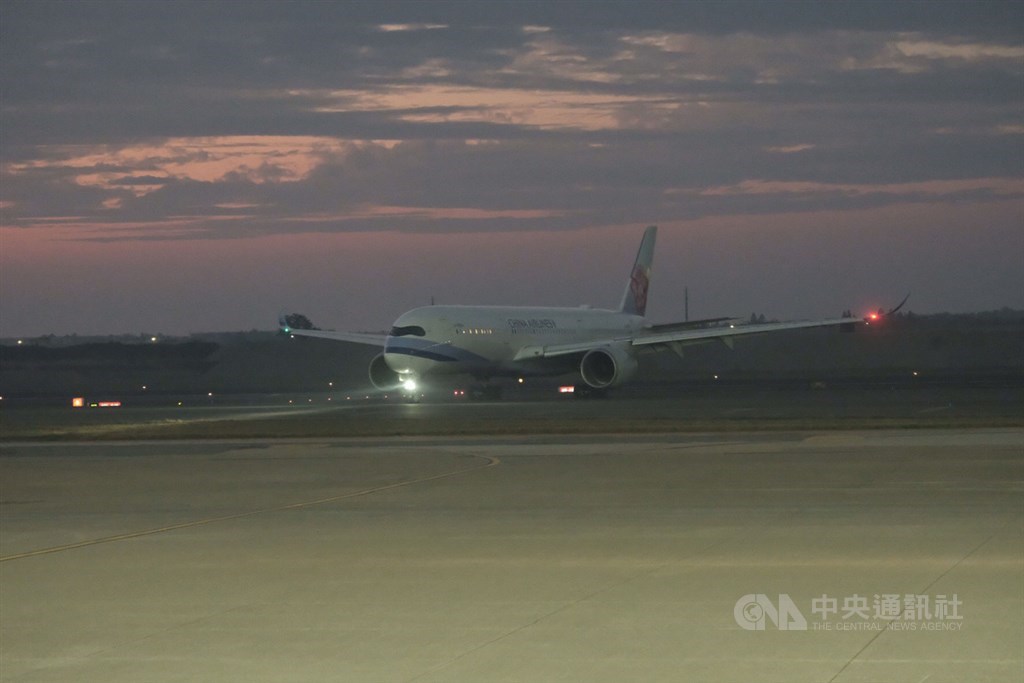 華航一架從英國載送114名旅客的班機27日下午5時餘抵達桃園機場,有症狀者將先在機場個別採檢,有發燒者送醫,其他人則分別送至集中檢疫所進行採檢,檢疫期滿前也會再次採檢。中央社記者吳睿騏桃園機場攝 109年12月27日