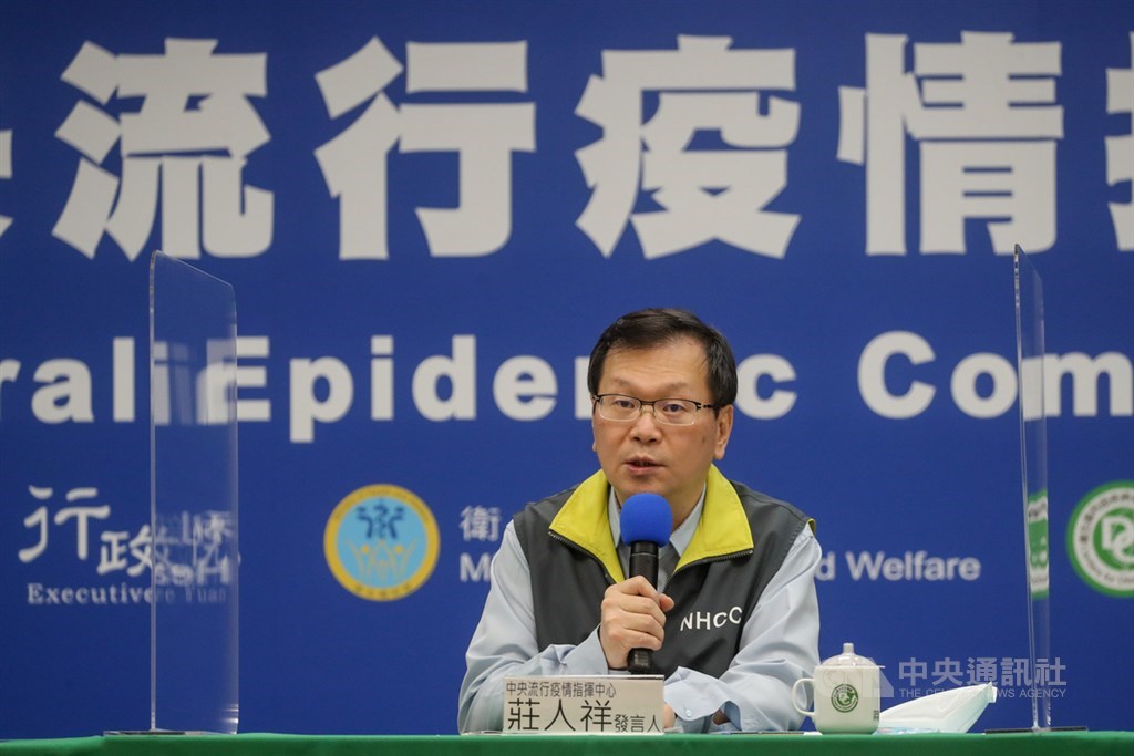 部某醫院醫師和其女友護理師確診武漢肺炎,指揮中心發言人莊人祥(圖)說,醫院464名接觸者一採都是陰性,此外密切接觸者現在都在居家隔離,病毒不會散到社區。(中央社檔案照片)