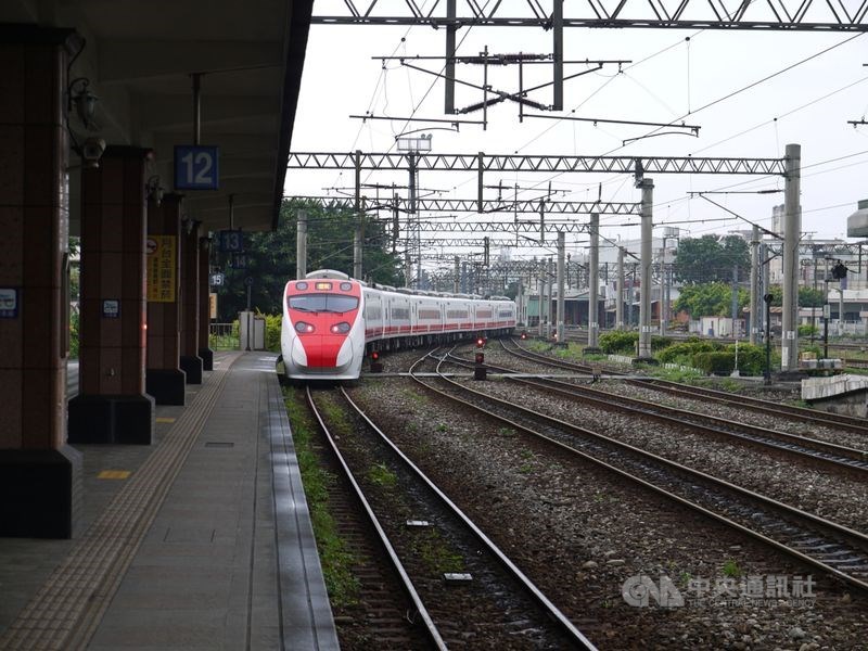 交通部為推動東部快鐵，正研議在台鐵東部路網推動143.5公分的國際標準軌距。圖為台鐵花蓮站。（中央社檔案照片）