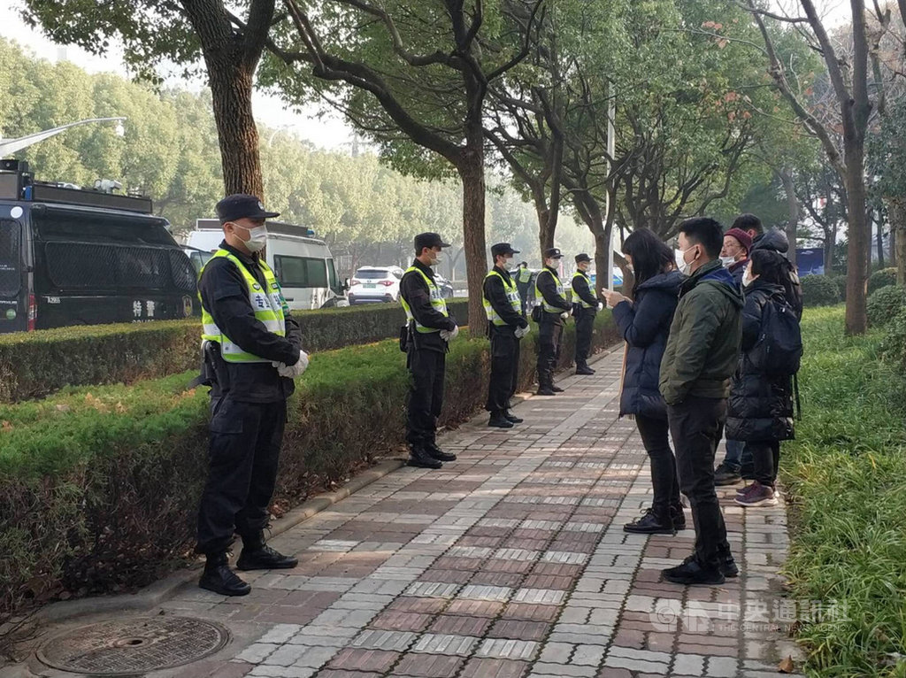 中國公民記者張展因為報導武漢疫情被控「尋釁滋事」,5月中旬被捕,全案28日在上海浦東新區法院開庭,法院外有數家外媒守候,院方也增加警力部署。中央社記者張淑伶上海攝 109年12月28日