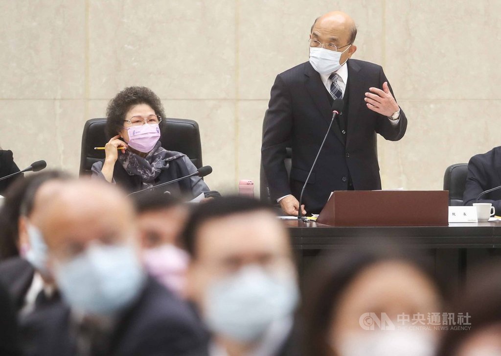 監察院長陳菊(後左)28日率監察委員至行政院進行巡察,行政院長蘇貞昌(後右)簡報行政院109年施政重點工作。中央社記者裴禛攝 109年12月28日