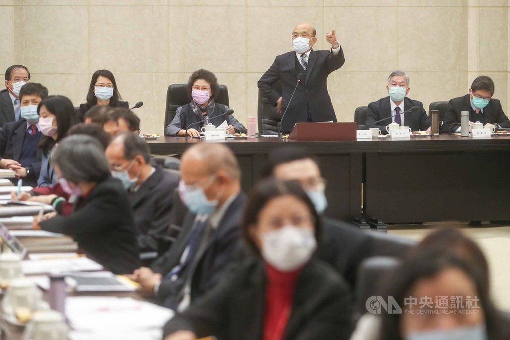 監察院長陳菊(後左3)28日率監察委員至行政院進行巡察,行政院長蘇貞昌(後右3)與部會首長出席會議,簡報行政院109年施政重點工作。後右2為行政院副院長沈榮津。中央社記者裴禛攝 109年12月28日