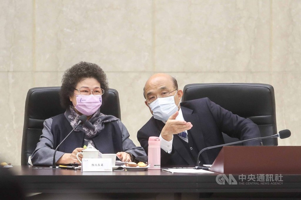 監察院長陳菊(左)28日率監察委員至行政院進行巡察,行政院長蘇貞昌(右)與部會首長出席簡報施政重點工作,席間兩人互相交換意見。中央社記者裴禛攝 109年12月28日