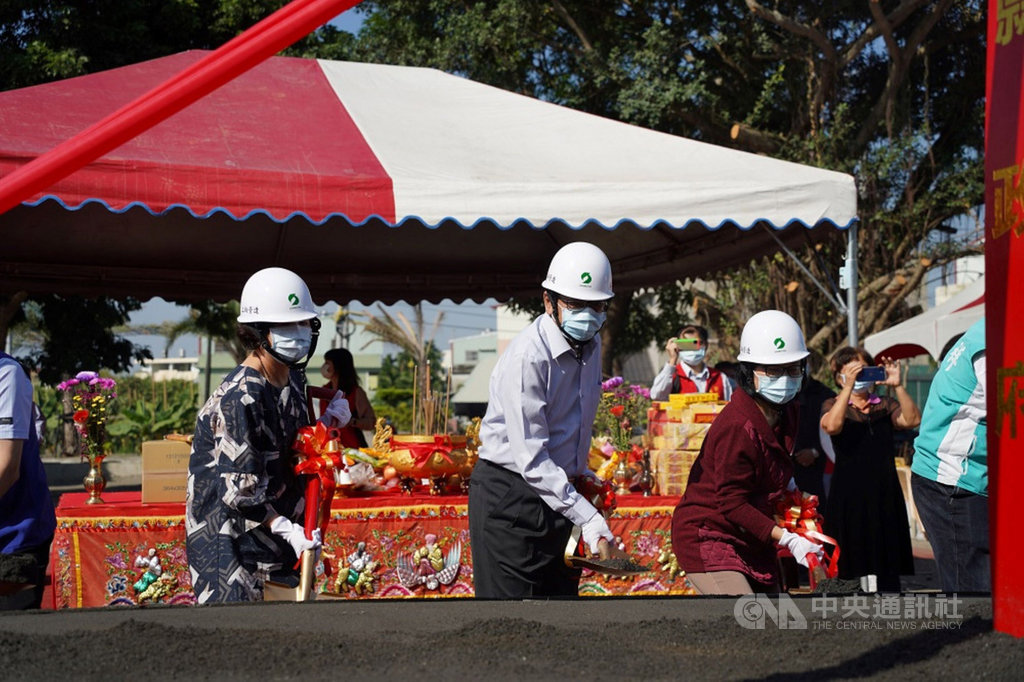 民間資金充沛,前進公共建設,帶動2020年促參簽約金額攀上新台幣1449億元,創10年以來新高。圖為屏東縣「多層級樂活照顧服務園區」2020年12月動土。(屏東縣政府提供)