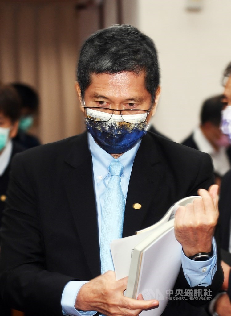 文化部長李永得28日在立法院表示,未來中國共產黨與解放軍的出版品進入台灣需要獲得許可,因為那是宣傳品而不是書籍;如果是民間個人或協會的出版品,就不用審查。中央社記者施宗暉攝 109年12月28日