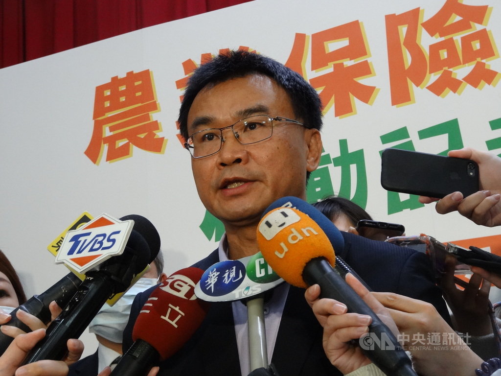 萊豬110年元旦將開放進口,外界擔心豬肉加工品含萊克多巴胺。農委會主委陳吉仲29日受訪表示,農委會會每天公布國內生產的豬肉跟內臟使用數量,衛福部也會在邊境公布每天驗到多少萊豬的重量,「所有溯源會做到100%,讓進口豬肉都可以清楚標示」。中央社記者楊淑閔攝 109年12月29日