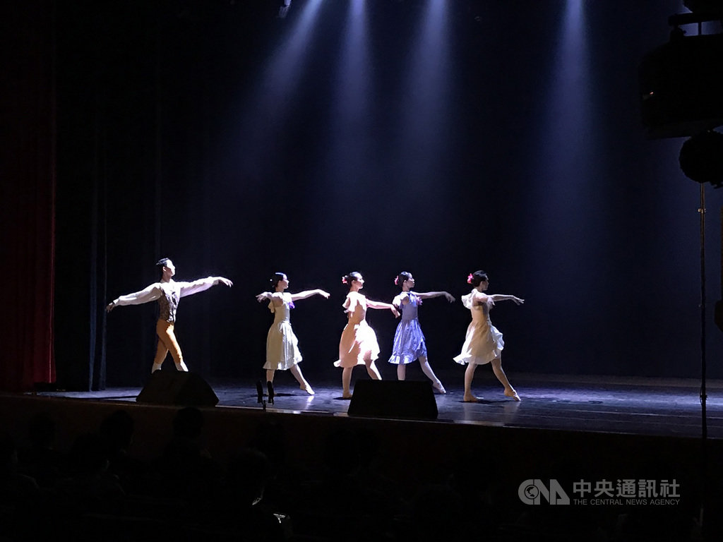 東華大學29日晚間在學生活動中心演講廳舉行「詩人楊牧追思音樂會」,師生透過舞蹈、朗誦、戲劇及音樂等方式,展演已故詩人楊牧詩作,表達對他的追念。中央社記者張祈攝 109年12月29日