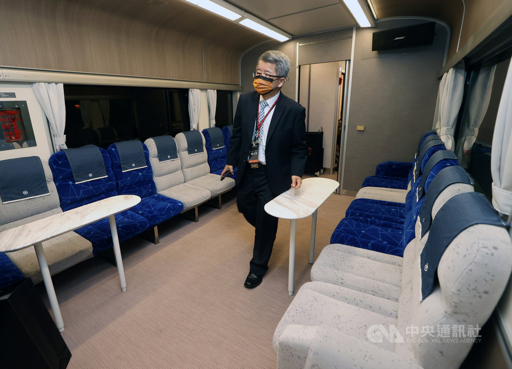 台鐵尊榮觀光列車鳴日號29日正式啟航,車廂內部委託設計公司改造,空間寬敞舒適,提供民眾鐵道旅遊的新選擇。中央社記者鄭傑文攝 109年12月29日