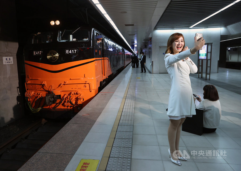 台鐵打造觀光列車「鳴日號」,29日在南港車站舉行啟航記者會,其外觀以尊榮黑色搭配經典橘色,保留了台鐵經典色系,也象徵台鐵在保留傳統同時,不斷創新。中央社記者鄭傑文攝 109年12月29日