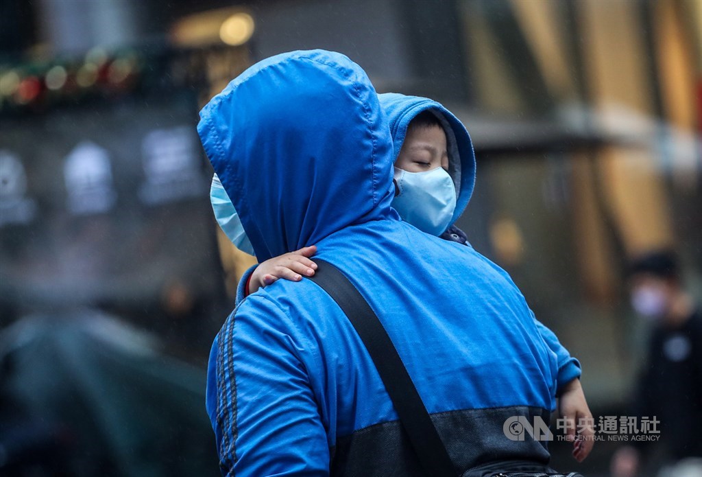 中央氣象局預報,今年入冬首波寒流明天報到。氣象專家吳德榮29日更用「寒潮爆發」形容這波寒流的威力,因為24小時氣溫會降15度。(中央社檔案照片)