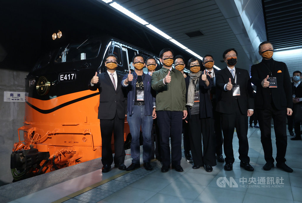 台鐵觀光列車「鳴日號」29日在南港車站首航,交通部長林佳龍(左4)、雄獅集團董事長王文傑(前右)等人到場見證,並在「鳴日號」車頭前開心合影。中央社記者鄭傑文攝 109年12月29日