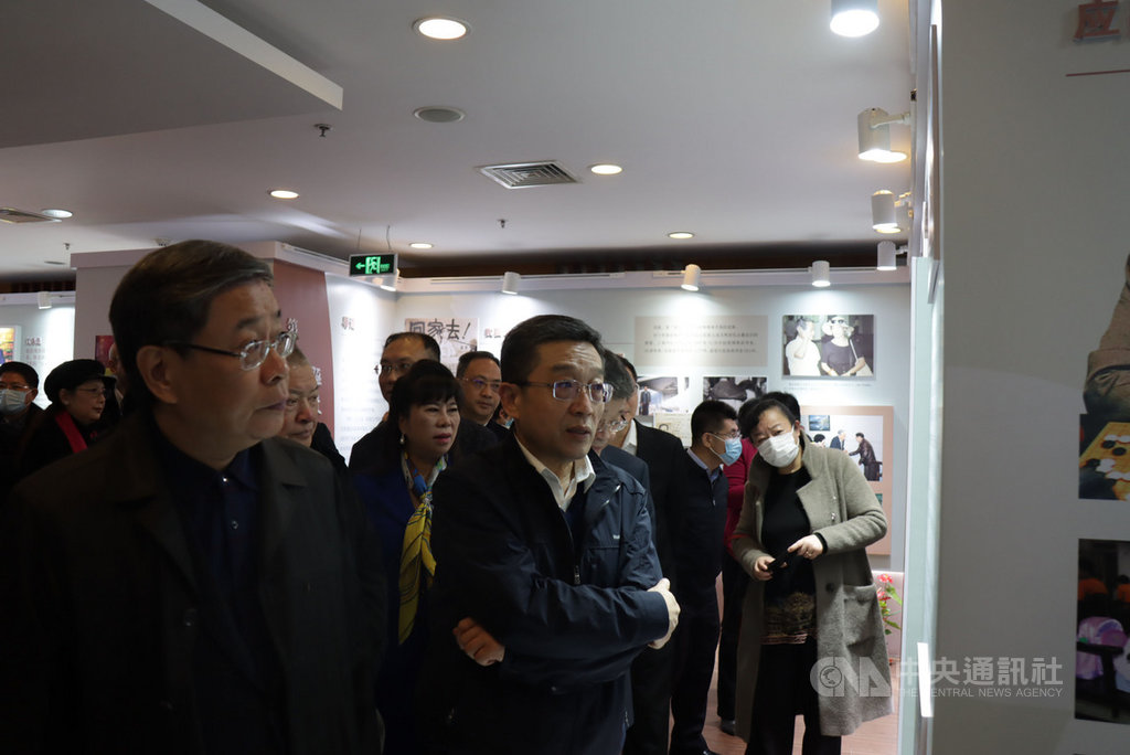 由上海市台辦主辦的「陽光總在風雨後—滬台交流回眸」展覽29日起在上海舉行。上海市台辦主任李文輝(前左)與中共上海市委常委、統戰部長鄭鋼淼(前右)等人參觀展覽。中央社記者張淑伶上海攝 109年12月29日