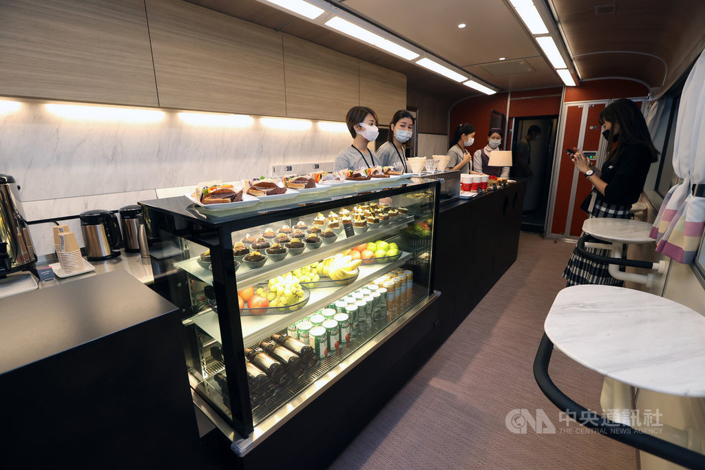 台鐵首輛觀光美學列車「鳴日號」,車廂內部餐車提供各式餐飲,乘客在旅途中可以一邊賞景、一邊啜飲咖啡。中央社記者鄭傑文攝 109年12月29日