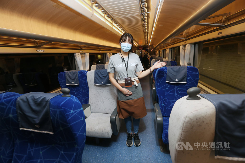 台鐵打造觀光列車「鳴日號」,29日從南港車站首航,車廂內部委託設計公司改造,顛覆傳統導入創新概念,寬敞舒適。中央社記者鄭傑文攝 109年12月29日
