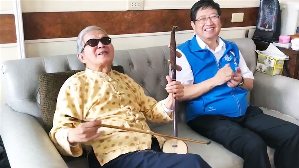 客家山歌大師徐木珍(左)29日辭世,新竹縣長楊文科(右)受訪時表示,他在參選新竹縣長時,曾前往拜訪徐木珍,以了解山歌大師對藝文產業在竹縣發展看法,當時徐木珍還當場即興編詞,也唱出對客家文化的期許,如今徐木珍離世,將擇期前去捻香哀悼。(楊文科提供)中央社記者郭宣彣傳真 109年12月29日