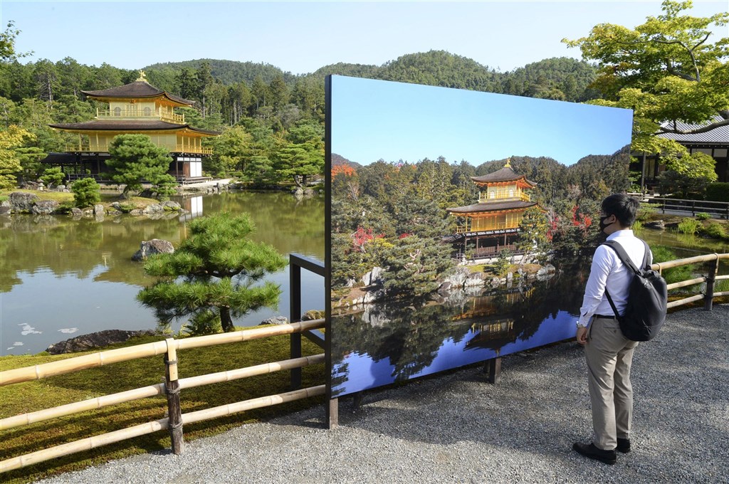 金閣修補作業從9月上旬展開,寺方在湖畔放置一塊大型照片看板供遊客留影。(共同社)