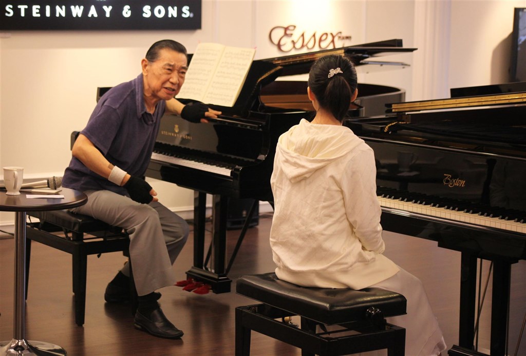 知名鋼琴家傅聰（左）逝世消息震驚國際樂壇。傅聰認為，「大家都是音樂面前的小學生，我只是開步較早，我是傳教士，我的宗教就是音樂。」圖為2009年10月傅聰在台北教導學生演奏技巧。（中新社）