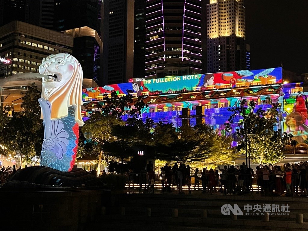 今年新加坡濱海灣跨年活動以投影秀為主,即日起至31 日晚間,於富麗敦飯店、魚尾獅等地標展出,內容包括小販在疫情期間提供免費餐點等善舉。中央社記者侯姿瑩新加坡攝 109年12月29日