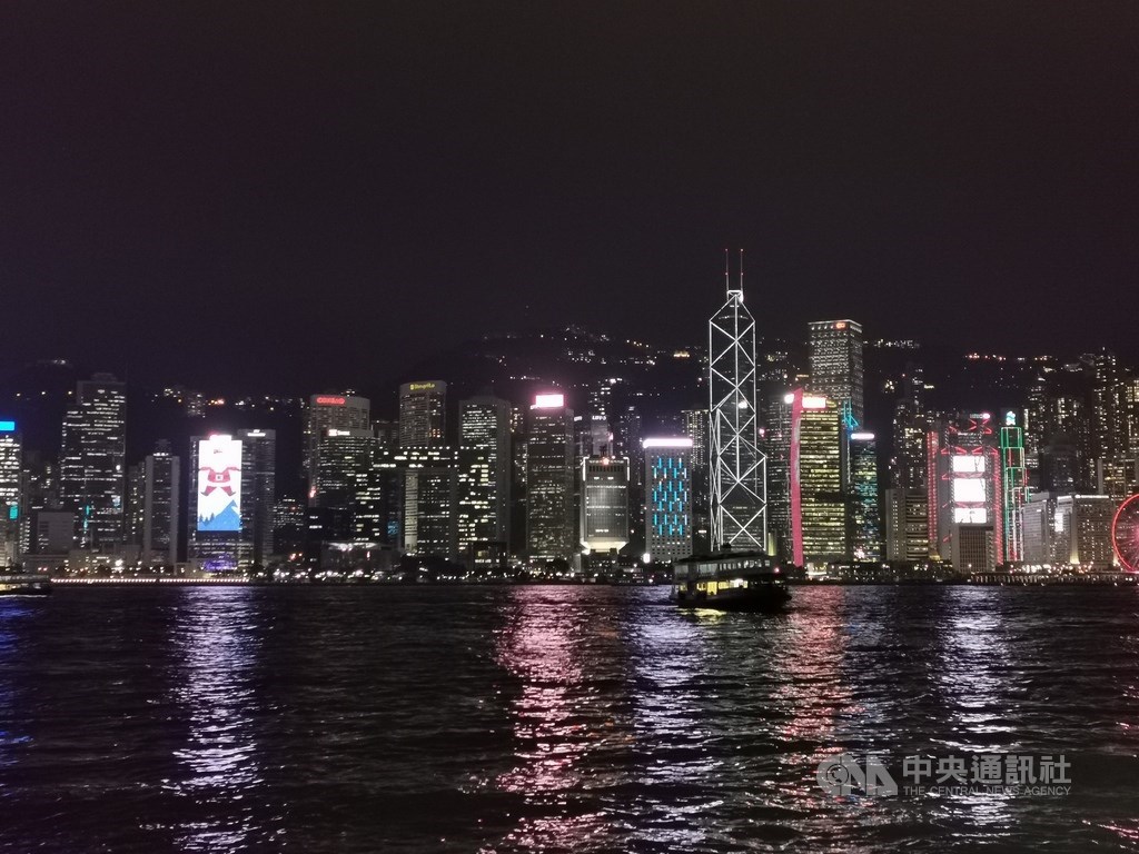 在疫情衝擊下,今年香港維港兩岸只有少數大樓添上慶祝燈飾,與往日相比,顯得零落。中央社記者張謙香港攝 109年12月30日