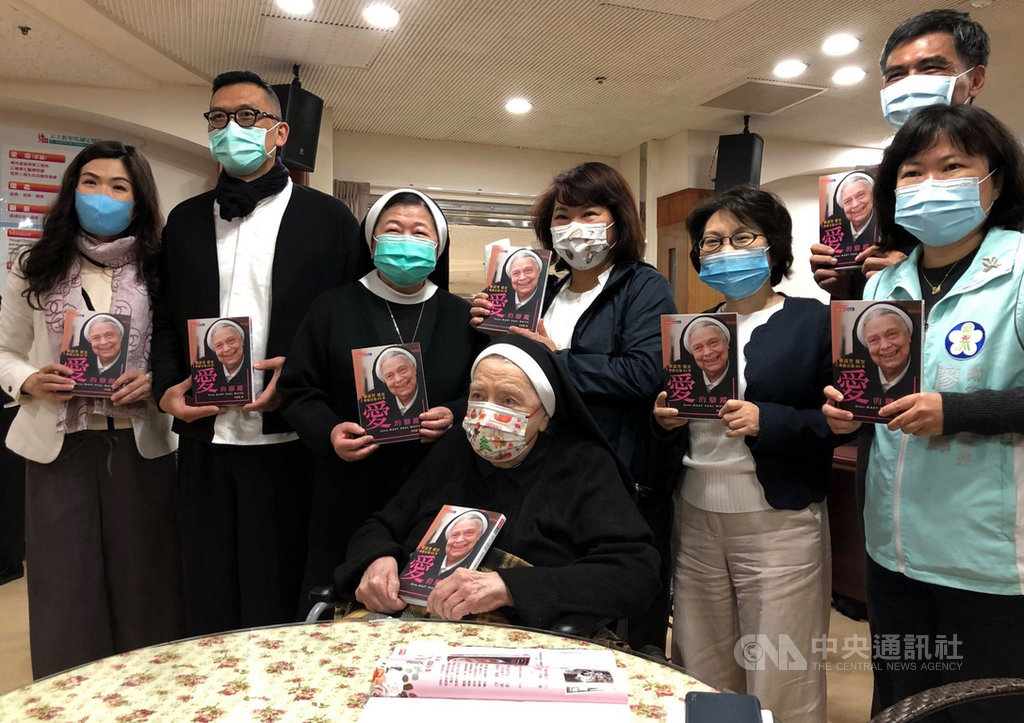 嘉義市聖馬爾定醫院創辦人兼董事長華淑芳修女(前中),來台逾一甲子,她的無私奉獻都收錄在「愛的腳蹤」一書,市長黃敏惠(2排右3)等人30日一同見證。中央社記者黃國芳攝 109年12月30日