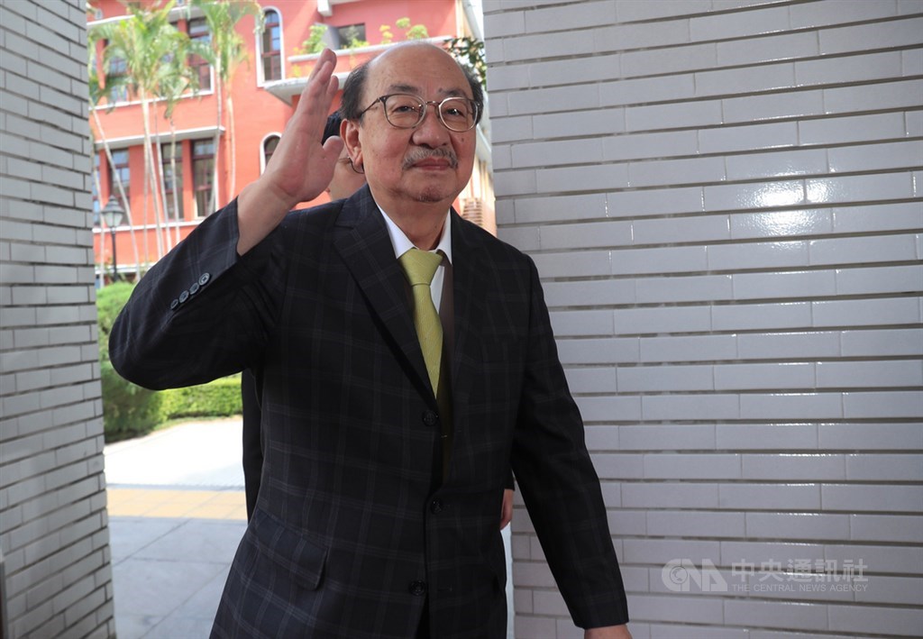 民進黨立法院黨團總召柯建銘(前)30日說,預計明年1月11日召開臨時會,規劃處理民國110年度中央政府總預算案、國營事業預算案以及前瞻計畫第3期特別預算案。(中央社檔案照片)