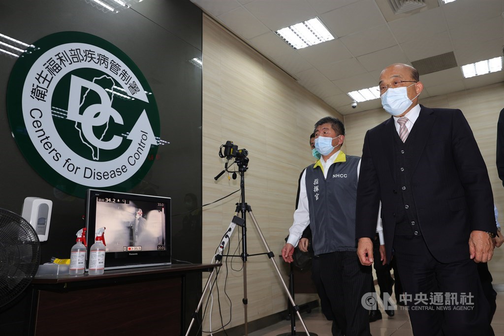 行政院長蘇貞昌(右)、衛福部長陳時中(左)30日出席「守護台灣COVID-19防疫一週年」活動。中央社記者謝佳璋攝 109年12月30日