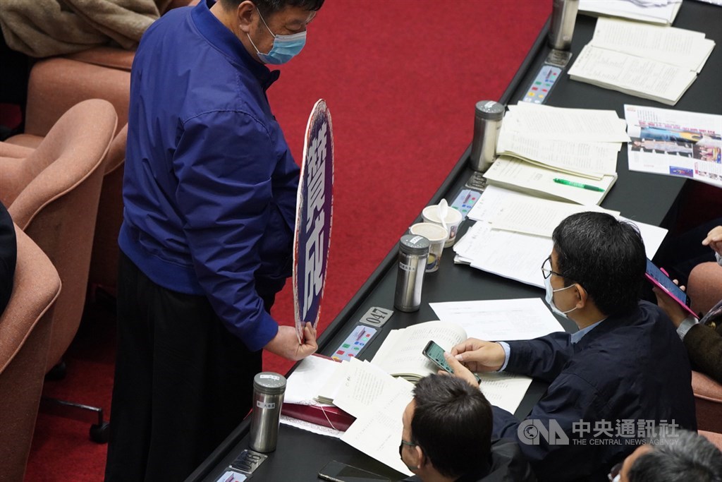 立法院會24日處理在野黨立委、黨團提案增訂學校衛生法第23條部分條文修正草案,增訂校園供膳禁止含有乙型受體素或優先採用國產豬牛。民進黨立委劉建國(右)在其他黨團版本棄權,但贊成民進黨團不予修正提案。中央社記者徐肇昌攝 109年12月24日
