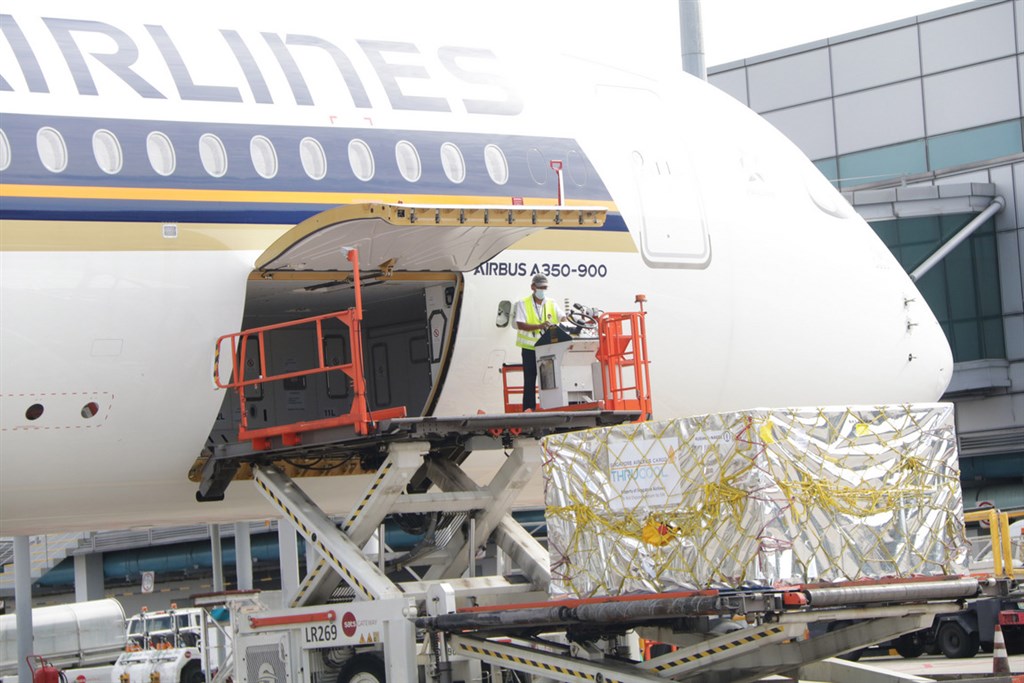 新加坡航空已做好準備,因應全球疫苗運送的需求。圖為新航一架飛機於12月5日運載藥品。(新航提供) 中央社記者侯姿瑩新加坡傳真 109年12月30日