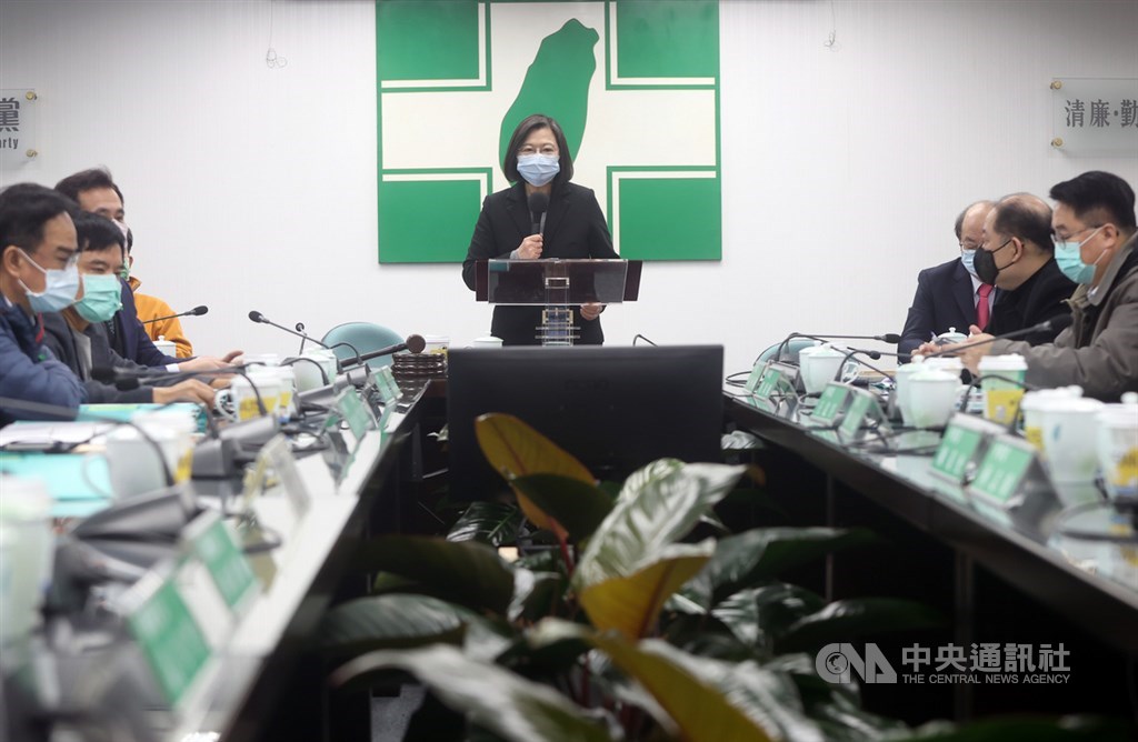民進黨30日下午在中央黨部召開中常會,總統兼民進黨主席蔡英文(中)會前發表年終談話。中央社記者鄭傑文攝 109年12月30日
