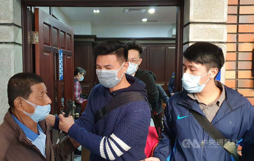 台灣高等法院高雄分院30日就國泰人壽保險股份有限公司與前手球國手陳敬鎧(中)間的保險金返還民事再審案宣判,原確定判決、前訴訟程序第一審判決及假執行宣告均廢棄。陳敬鎧聆判後如釋重負,當庭激動向法官說「謝謝」。中央社記者洪學廣攝 109年12月30日