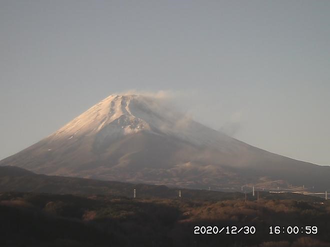 日本富士山頂終於積雪將以白頭風貌跨年迎新 國際 中央社cna