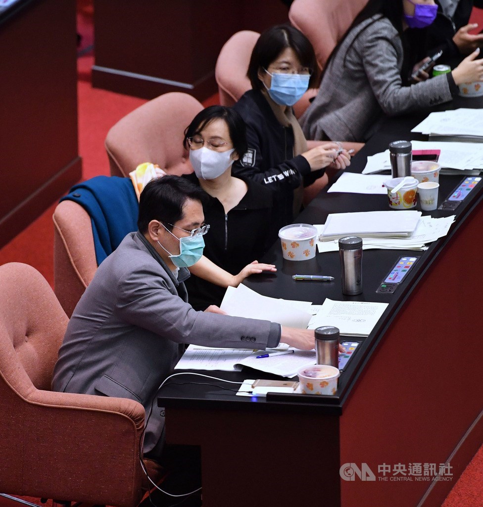 立法院會24日處理攸關進口含萊劑美豬、30月齡以上美牛等9項行政命令,雖然在野黨團提案要求不予備查,但表決時民進黨團具人數優勢,否決不予備查提案。在表決4個黨團的版本時,民進黨立委江永昌(前)棄權未投票。中央社記者王飛華攝 109日12月24日
