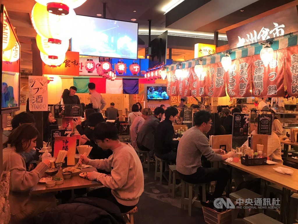 日本武漢肺炎疫情升溫,東京澀谷今年雖然沒有舉辦跨年活動,但預料無法返鄉的年輕人還是會聚集慶祝,為日本嚴峻的疫情再添變數。圖為澀谷餐廳人潮不減。中央社記者楊明珠東京攝 109年12月31日