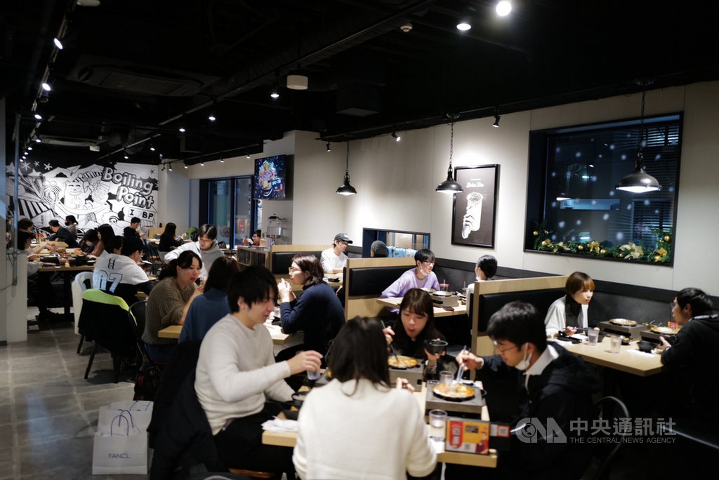 日本武漢肺炎疫情升溫,東京澀谷今年沒跨年活動,但預料無法返鄉的年輕人還是會聚集。一家在澀谷經營臭臭鍋的台灣業者很期待顧客上門吃小火鍋,尤其是台灣遊子可來解鄉愁。中央社記者楊明珠東京攝 109年12月31日