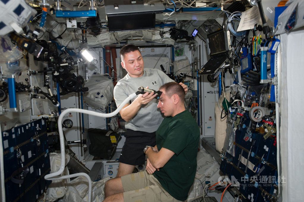 林琪兒（圖左站立者）在太空站生活幫同事理髮，源於他喜歡超級短髮，於是學會使用工具自己理髮，這項技能讓他在太空任務時己立立人。（NASA提供）中央社記者周世惠舊金山傳真 109年12月31日