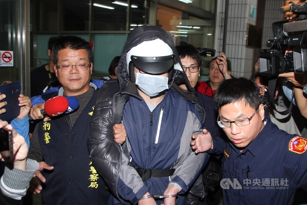 台南市玉井區集合住宅「真理家族前輩堂」2019年12月14日凌晨發生火警,造成7人死亡。圖為涉嫌縱火的曾姓男子(前中)當日由警方帶回警局進一步進行偵訊。(中央社檔案照片)