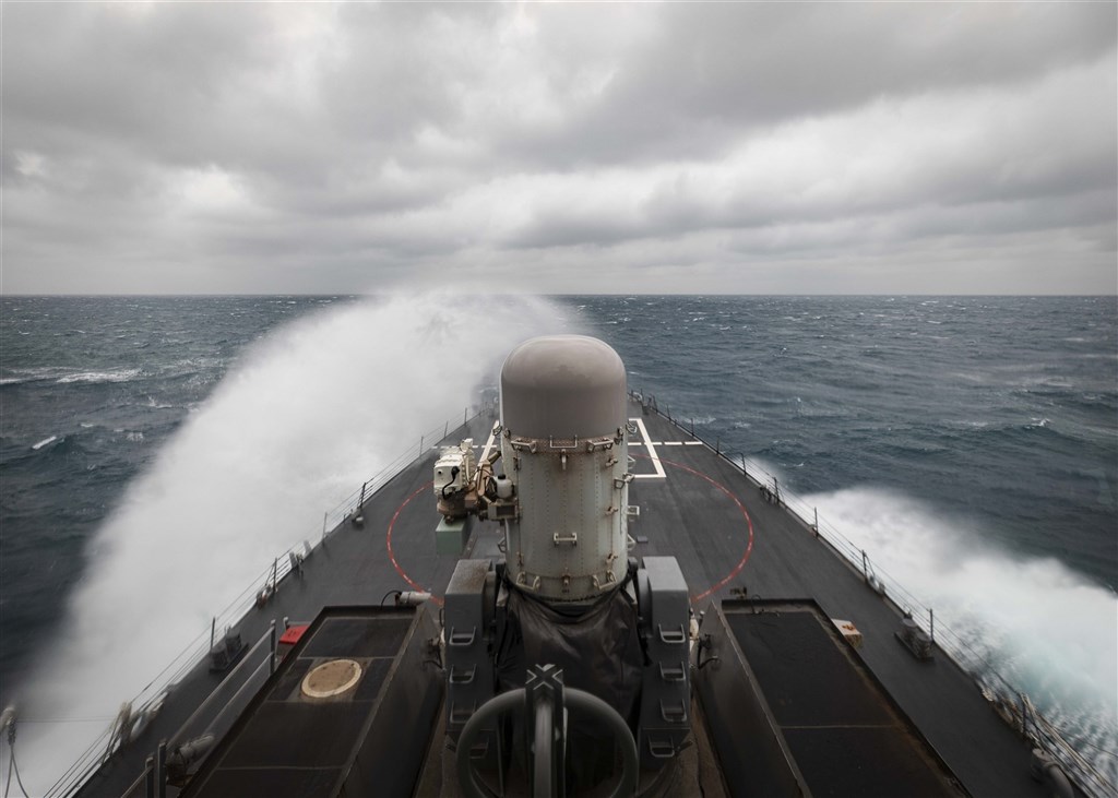 美國海軍表示,導向飛彈驅逐艦馬侃號與魏柏號31日航經台灣海峽。圖為馬侃號在台灣海峽進行例行演習。(圖取自美國第七艦隊網頁c7f.navy.mil)