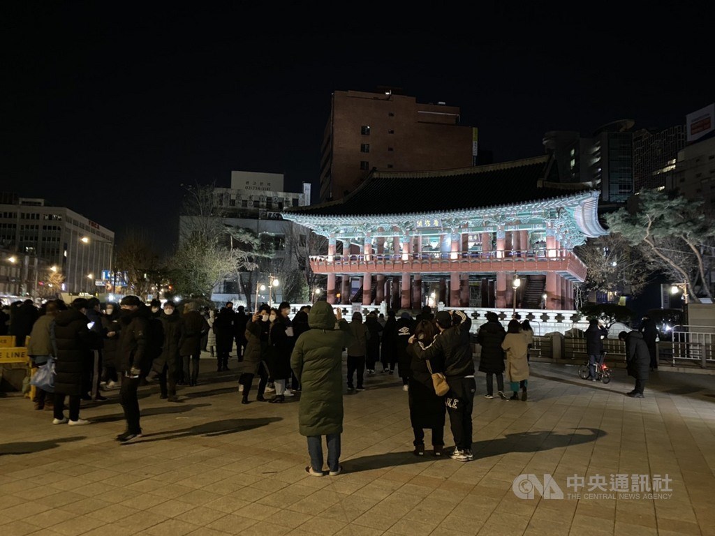 首爾市政府因防疫考量取消例行除歲敲鐘儀式,但仍有民眾聚集在光化門附近的普信閣無聲倒數。中央社記者廖禹揚首爾攝 110年1月1日