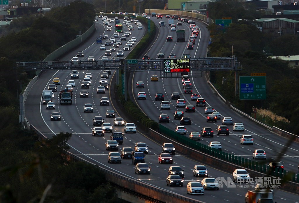 元旦連續假期首日,國道3號北部路段傍晚南北雙向車多,但仍能維持一定車速。中央社記者王騰毅攝 110年1月1日